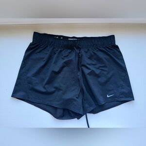 Women’s Nike black shorts sz Large
